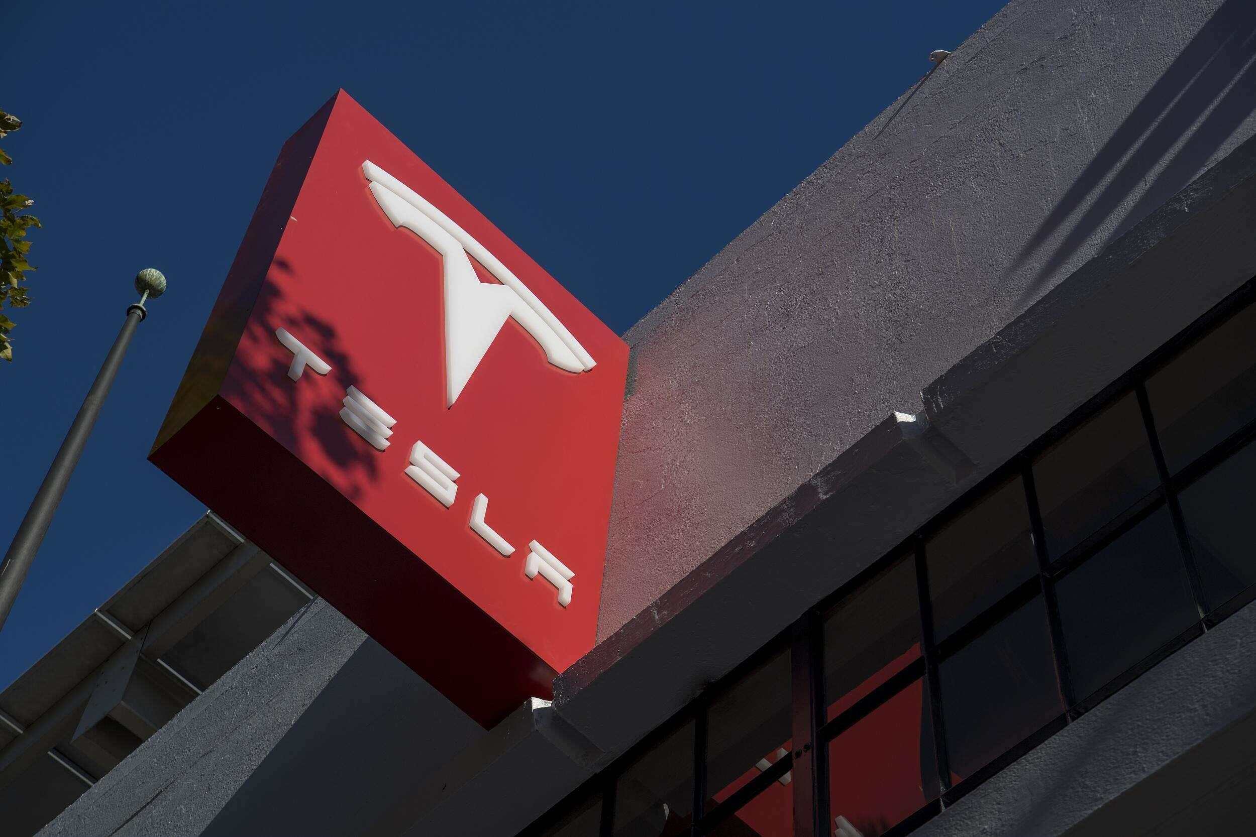 早安!世界丨特斯拉因致命车祸被判赔24亿美元；曾负责特朗普案